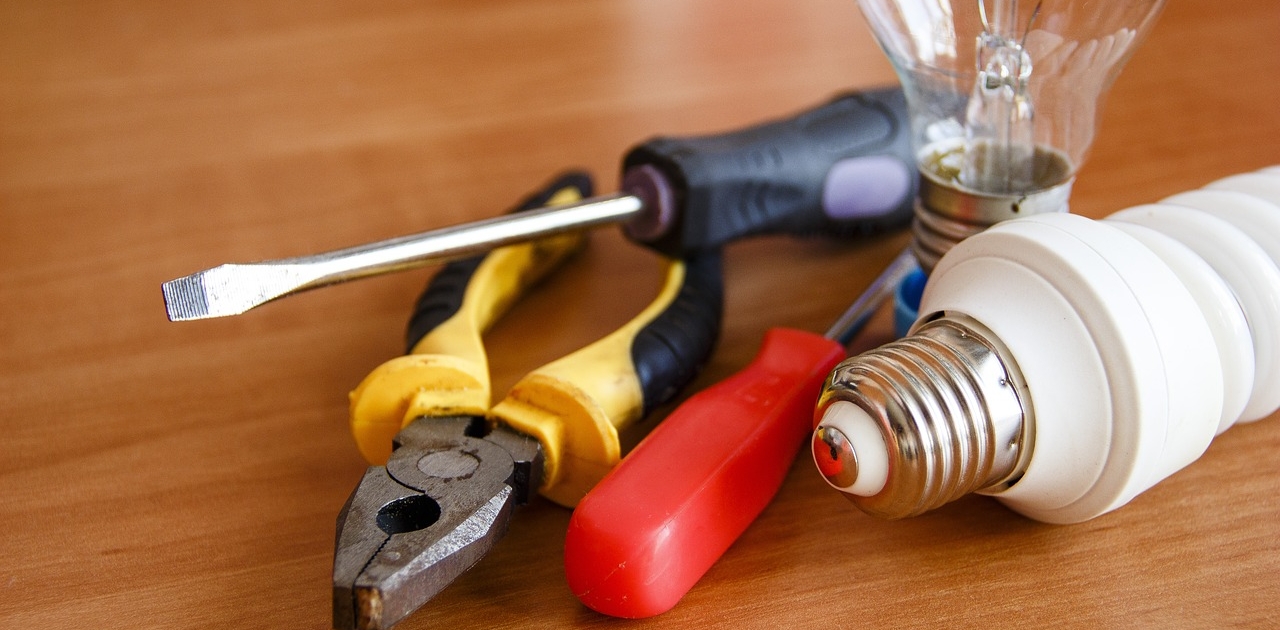 herramientas electricista bombillas, destornilladores y alicates