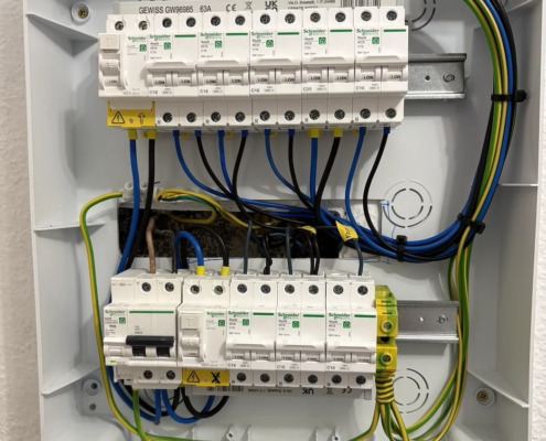 Ampliación de circuitos eléctricos en la cocina de una vivienda en Gines por Farenas
