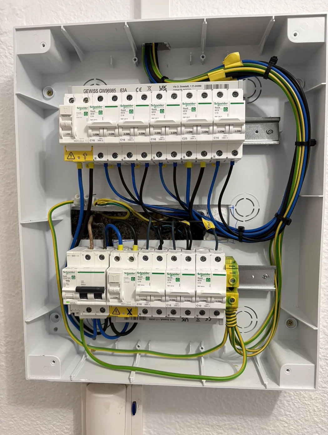 Ampliación de circuitos eléctricos en la cocina de una vivienda en Gines por Farenas