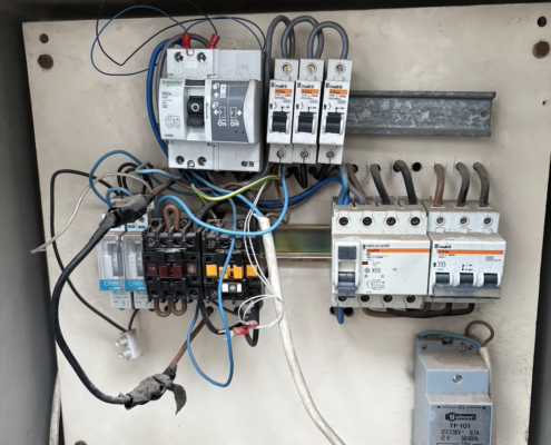 Antiguo cuadro eléctrico en comunidad de vecinos en Mairena del Aljarafe