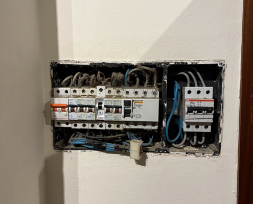 Cuadro eléctrico antiguo en vivienda de Mairena del Aljarafe
