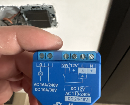 Dispositivo Shelly para controlar la iluminación exterior y de piscina