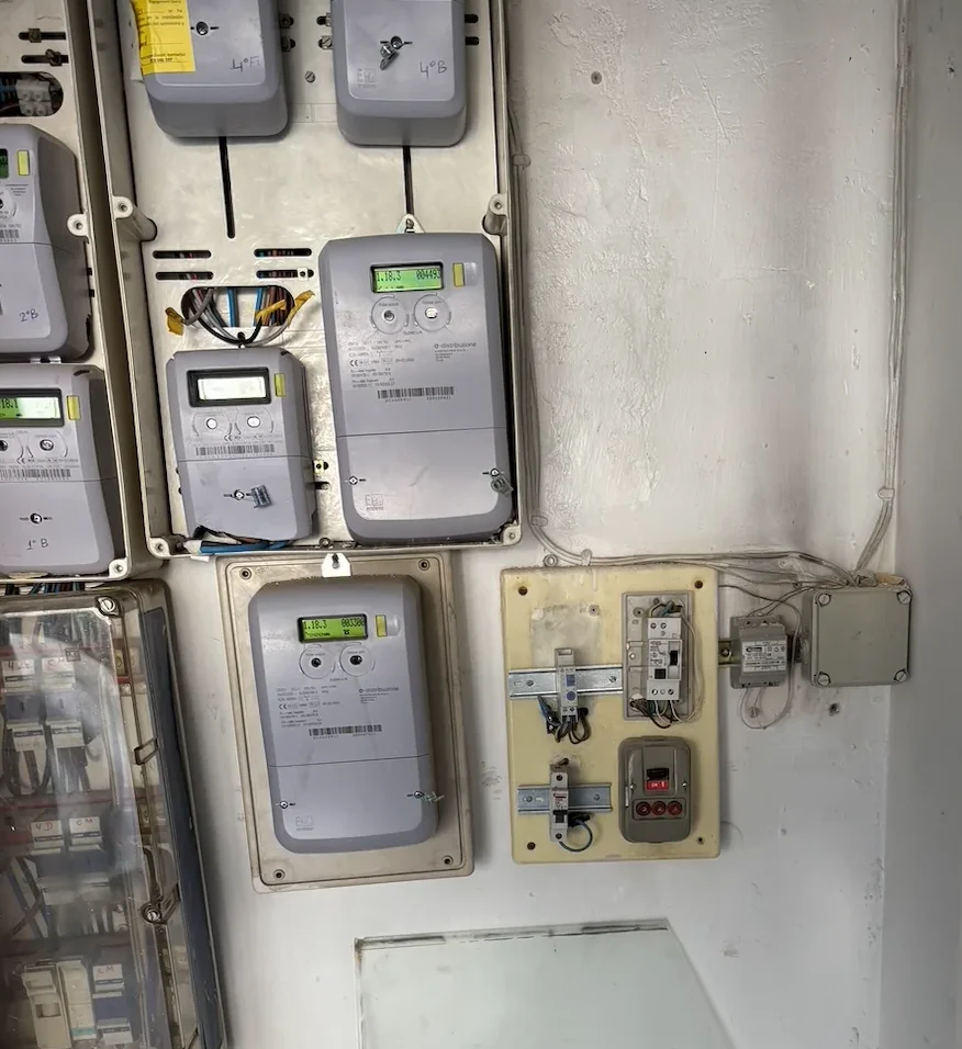 Cuadro eléctrico antiguo en las zonas comunes de una comunidad de vecinos en Camas