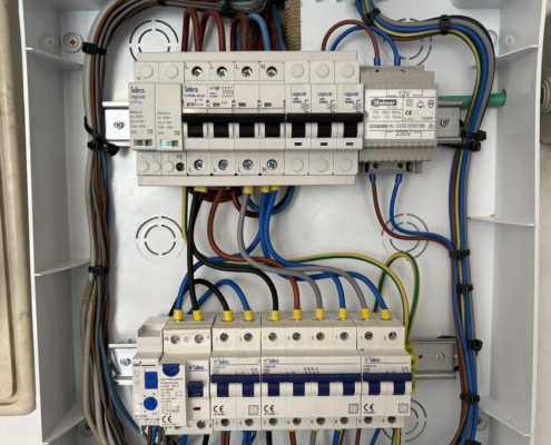 Cuadro eléctrico nuevo en las zonas comunes de una comunidad de vecinos en Camas