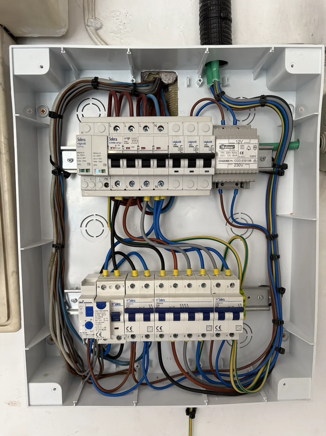 Renovación del cuadro eléctrico en las zonas comunes de una comunidad de vecinos en Camas