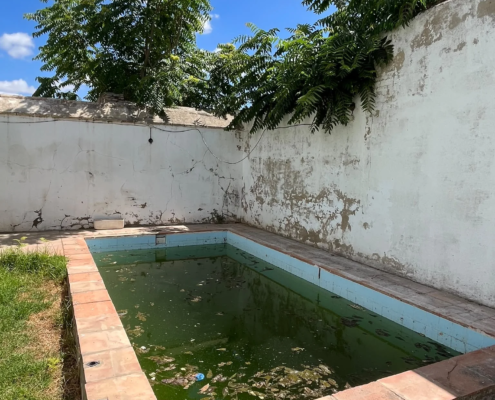 Cambio de arena por vidrio filtrante y eliminación de equipo de cloración salina en piscina en Sanlúcar la Mayor