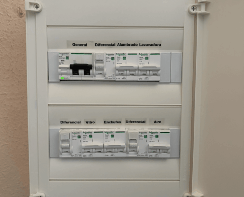 Cuadro eléctrico actualizado con protección contra sobretensiones y diferenciales tipo A en Mairena del Aljarafe